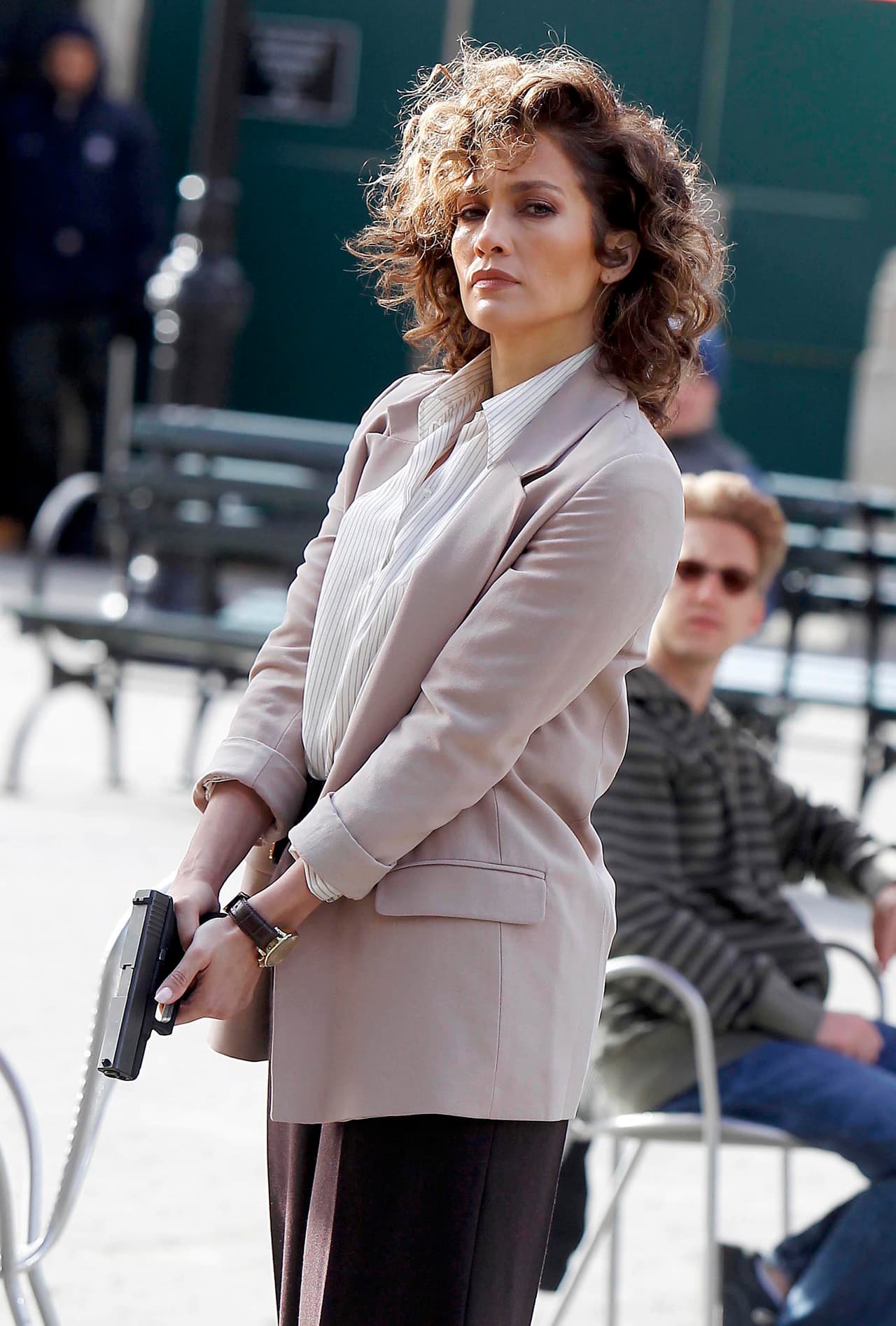 JLo da vida a Harlee, con un look muy diferente al que nos tiene acostumbrados.