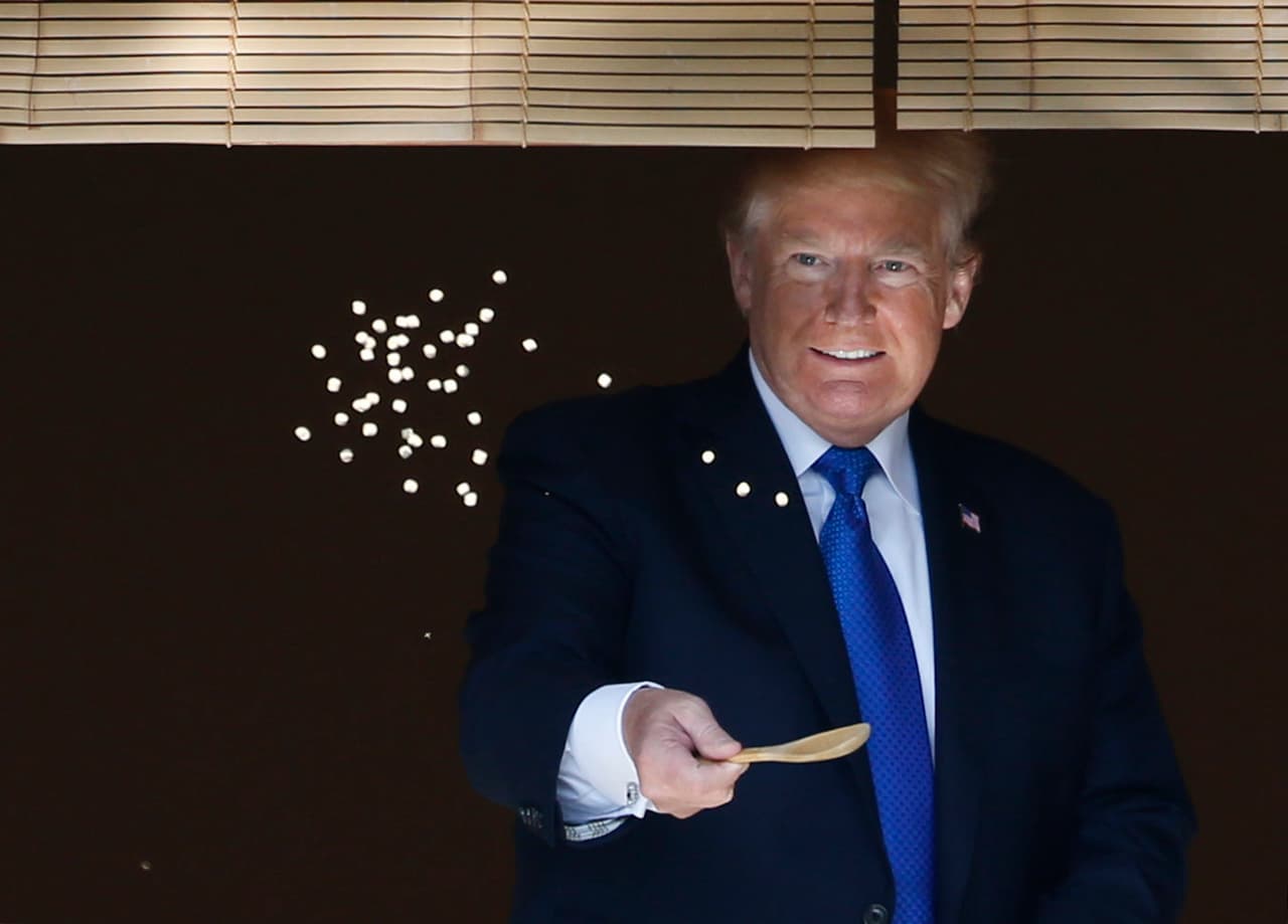 <b>Comida para todos. </b>Una de las actividades de la visita oficial de Trump a Japón fue acompañar al primer ministro Abe a alimentar a los peces del palacio de Akasaka en Tokio.