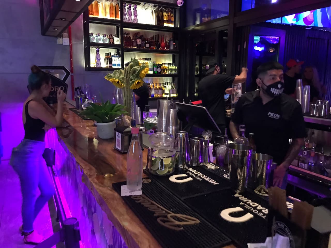 Las autoridades han señalado que ahora está en gran parte en manos de los negocios decidir qué medidas de protección van a implementar.