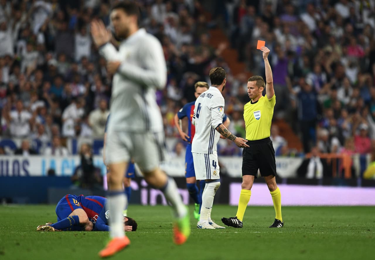 Para empeorar el panorama, Sergio Ramos vio la tarjeta roja directa por falta contra Lionel Messi: partido con marcador abajo y un hombr menos para Real Madrid.