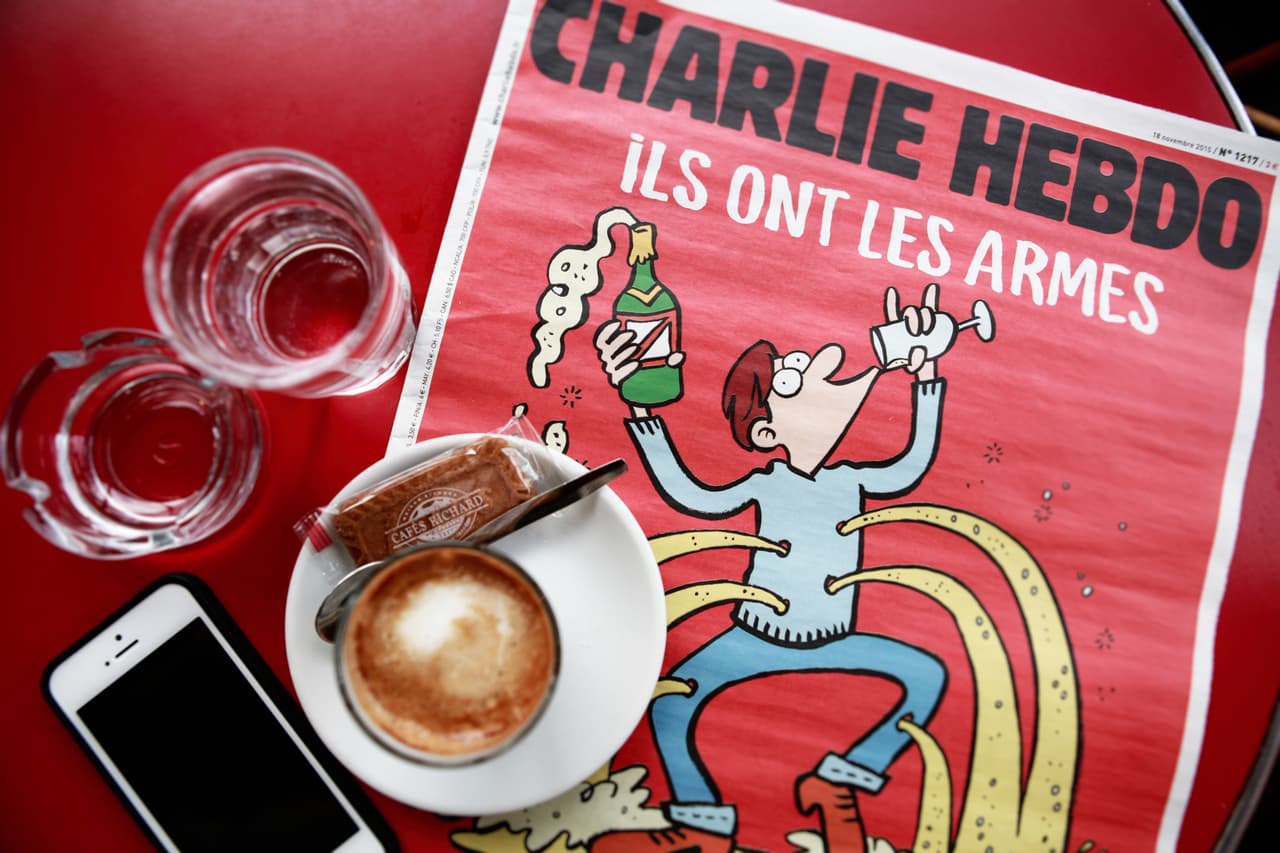 Charlie Hebdo brinda por los caídos durante los ataques de París