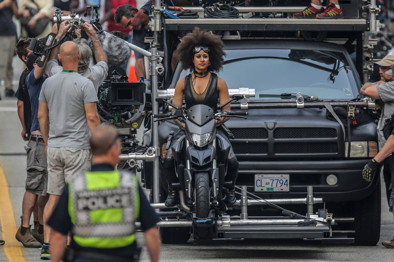 Harris fungía como la doble de la actriz 
<b>Zazie Beetz </b>(en la imagen). Beetz interpreta el papel de la mutante 
<b>Domino</b> en el filme 
<b>Deadpool 2</b>.