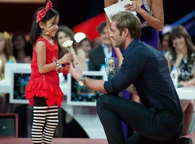 Durante su participación en Pequeños Gigantes, Ana Celeste vio cumplido su gran sueño de conocer a William Levy. Todos sabíamos que no solo lo admiraba muchísimo sino que le parecía "muy, pero muy guapo". Imaginen lo que sintió cuando tuvo al actor frente a ella, entregándole una muñeca y una flor. Ana nos cuenta ahora que conoció a William en una telenovela que veía su mamá. Cuando escuchó los piropos que le echaban dijo: 'yo quiero que ese tipo sea mi esposo cuando sea grande'. Ana recuerda que no sabía absolutamente nada de que ese día el actor llegaría al foro. Ella estaba en el escenario haciendo su participación y, de repente, él llegó. La joven 16 años sigue guardando esa muñeca y esa rosa, "son mi reliquia, yo creo que van a ser mi herencia", dijo en entrevista.