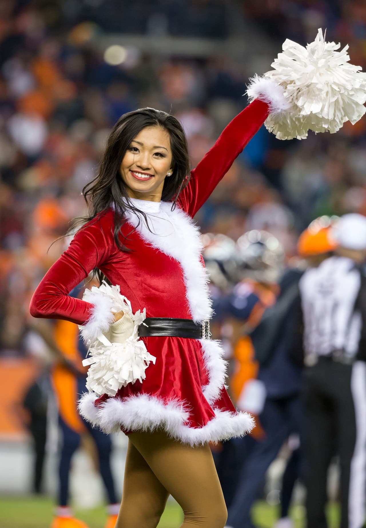 Cada semana nos deleitamos con estos "hermosos regalos de Navidad". Checa las mejores tomas de las cheerleaders en la Semana 14 NFL.