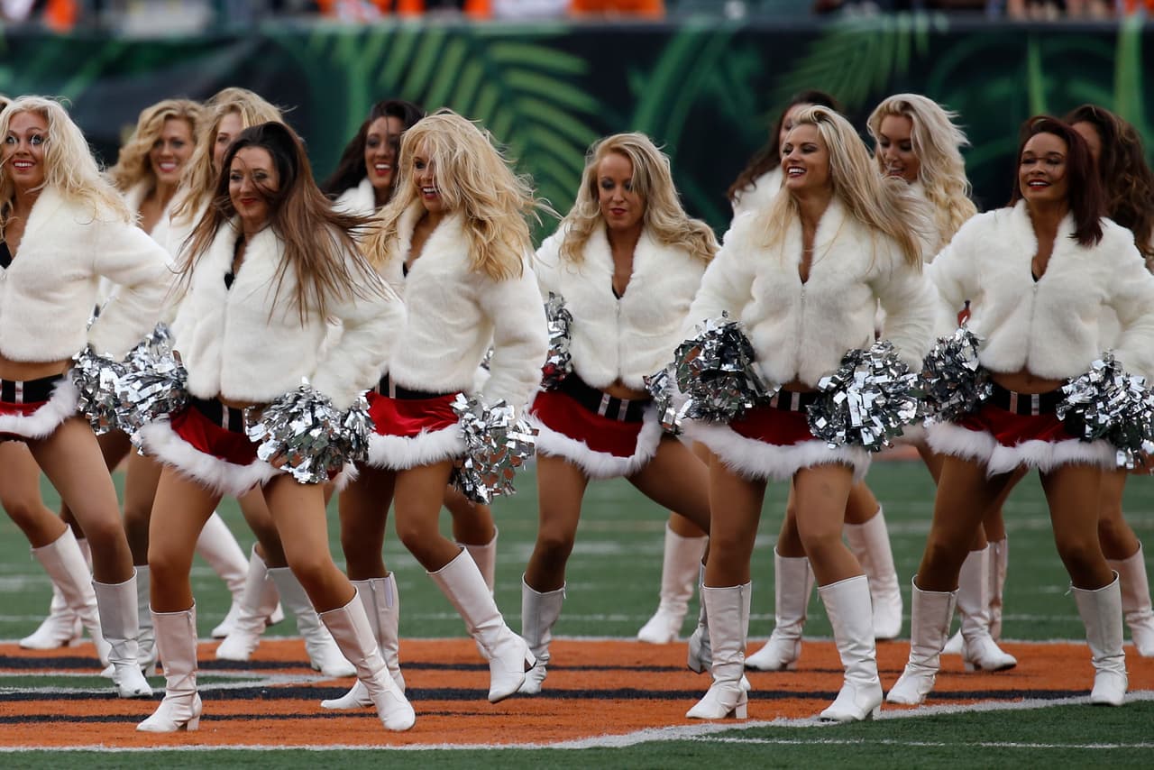 Cada semana nos deleitamos con estos "hermosos regalos de Navidad". Checa las mejores tomas de las cheerleaders en la Semana 14 NFL.