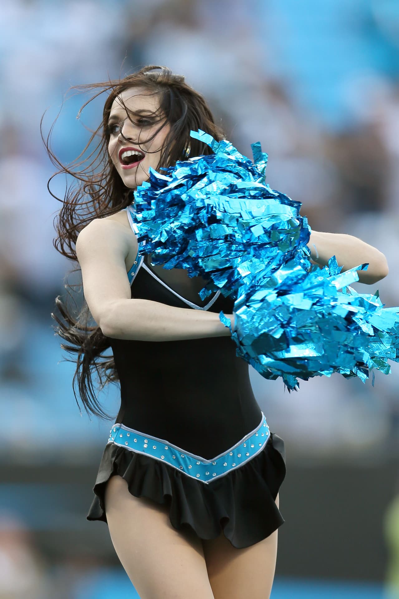 Cada semana nos deleitamos con estos "hermosos regalos de Navidad". Checa las mejores tomas de las cheerleaders en la Semana 14 NFL.