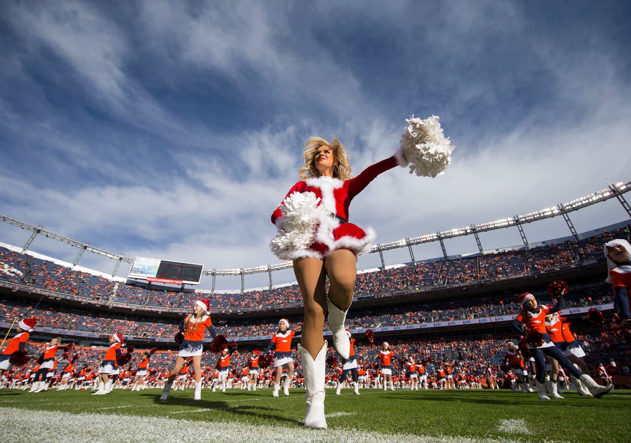 Cada semana nos deleitamos con estos "hermosos regalos de Navidad". Checa las mejores tomas de las cheerleaders en la Semana 14 NFL.