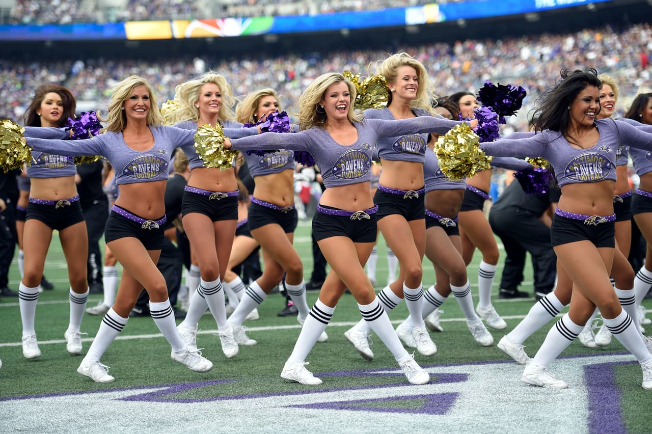 Cada semana nos deleitamos con estos "hermosos regalos de Navidad". Checa las mejores tomas de las cheerleaders en la Semana 14 NFL.