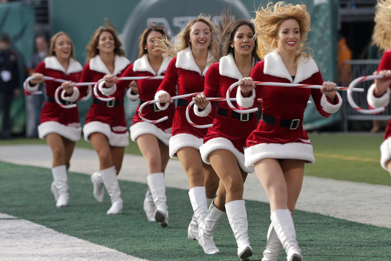 Cada semana nos deleitamos con estos "hermosos regalos de Navidad". Checa las mejores tomas de las cheerleaders en la Semana 14 NFL.