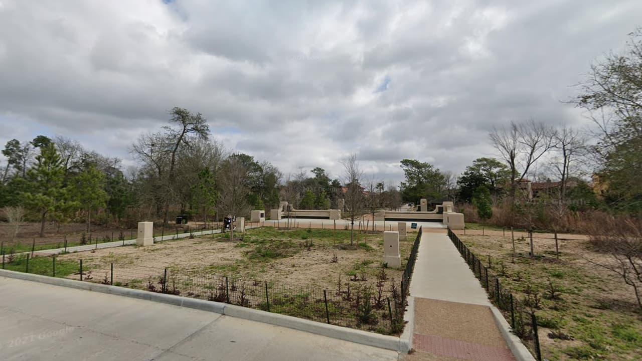 Clay Family Eastern Glades es un parque donde se se logró desarrollar en una zona que años anteriores era inaccesible para el público. Estacionamiento, baños y un renovado espacio para hacer picnis fue construido para los amantes de la naturaleza.