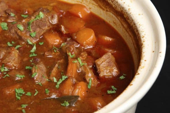 Usa tu imaginación. No hace falta que te limites a hacer guisados de carne y vegetales. Casi cualquier platillo que lleve líquido es adaptable a tu ‘slow cooker’.