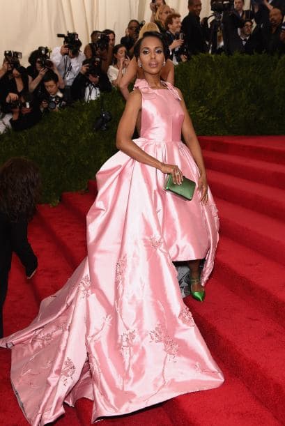 El vestido asimétrico nos dejó pensando si es que su diseñador no se equivocó a la hora de dar el tijerazo final.