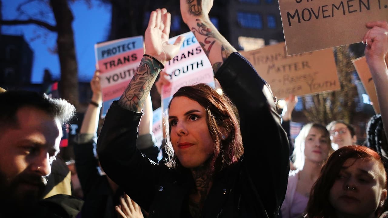 Newsom firma ley para cambiar identidad en diplomas de estudiantes transgénero graduados en California