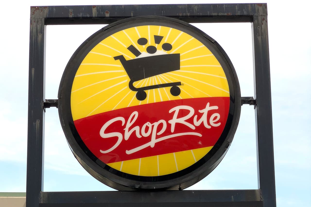 ShopRite es otra cadena que también cuenta con bolsas reutilizables para empacar las compras de sus clientes. Y a quienes compren a través de servicios como Instacart, se les aplicará
<b>una tarifa fija de $1.50 </b>por el costo de dichas bolsas.
<br>