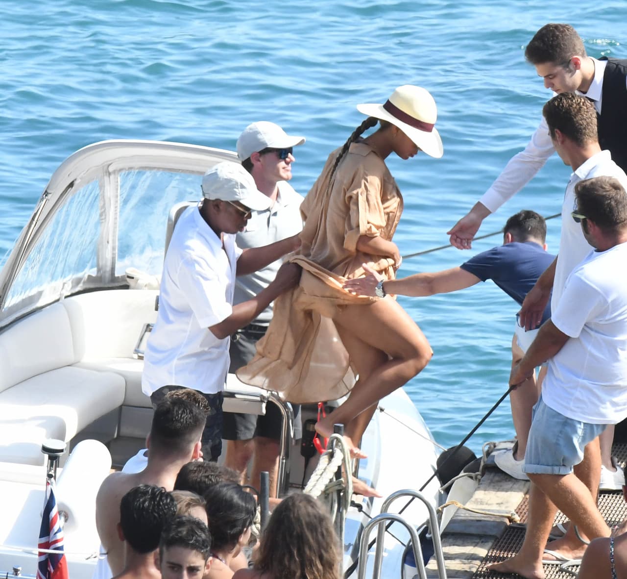 'Be' nos dio un pequeño vistazo de sus hermosas piernas.