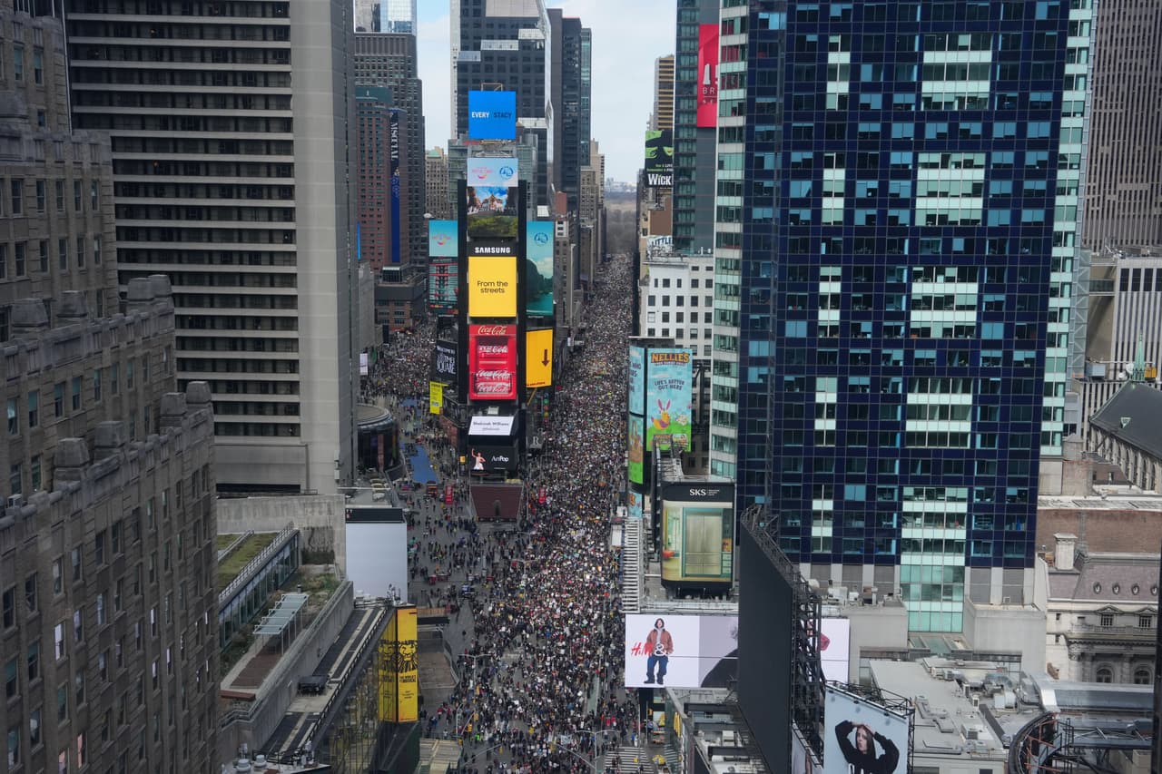 Las multitudes se extendían por varias cuadras de Times Square en Nueva York, convirtiendo la tercera marcha de No Kings en una de las más grandes.
