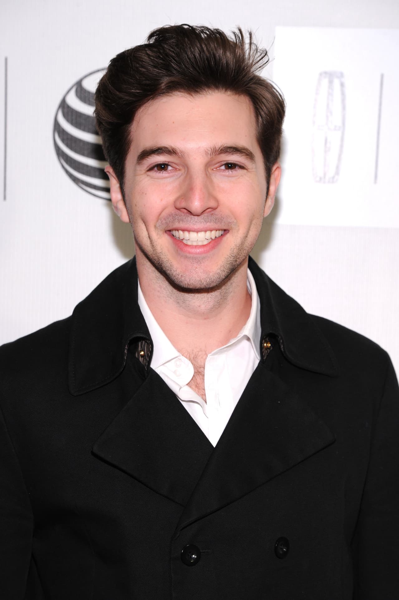 Y le daría un toque latino a la vida de Emma.