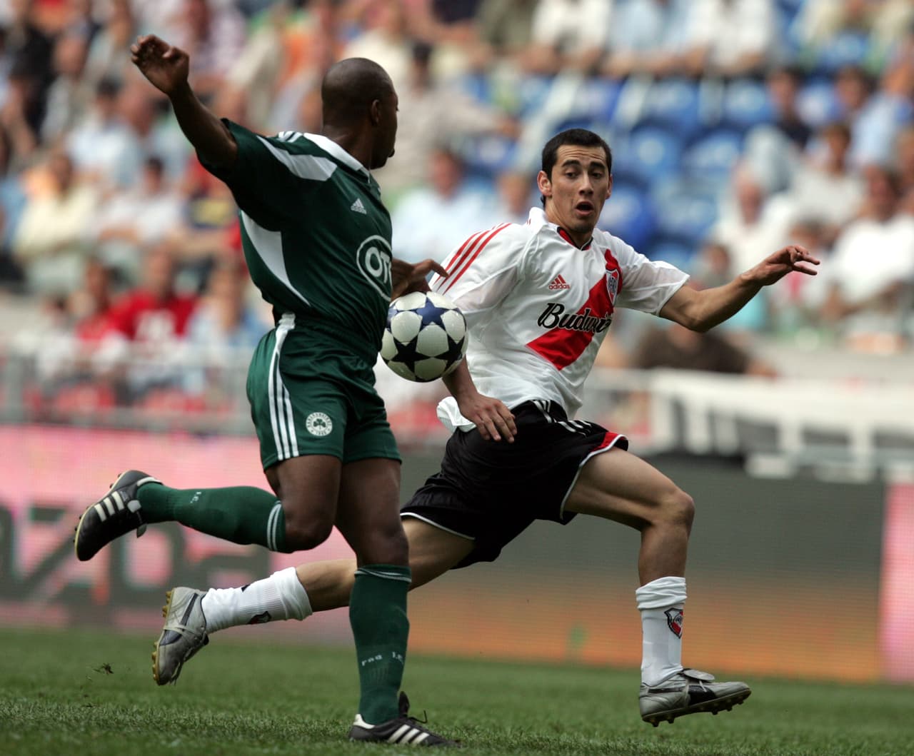 Rubens Sambueza: debutó en River Plate en el año 2005 y en el 2006 se fue a jugar con Pumas. Luego pasó por Flamengo, volvió a River y regresó a México para jugar con Tecos, América y ahora el Toluca.