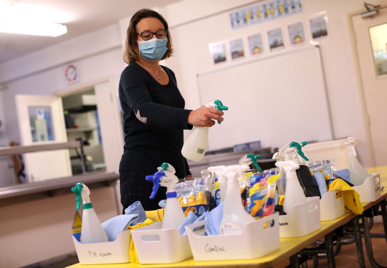 <b>LIMPIEZA / DESINFECCIÓN</b>
<br>Se instalarán 
<a href="https://www.univision.com/local/philadelphia-wuvp/no-usaran-desinfectantes-sin-alcohol-en-las-escuelas-de-filadelfia-video">estaciones desinfectantes </a>para manos fuera de las entradas / salidas, entradas de cafeterías y baños, en los extremos de los pasillos y dentro de Health Suites. Las aulas también recibirán desinfectante de manos y artículos de limpieza, dijo el distrito.
<br>
<br>Los "puntos de contacto" identificados se desinfectarán con una frecuencia mayor de al menos cada cuatro horas.
<br>
<br>Cada edificio escolar estará equipado con virucida COVID-19 registrada por la EPA y equipos / suministros de desinfección para soportar protocolos de limpieza incrementados. Todas las escuelas estarán equipadas con pulverizadores de mochila electrostáticos para apoyar al personal de limpieza.
<br>