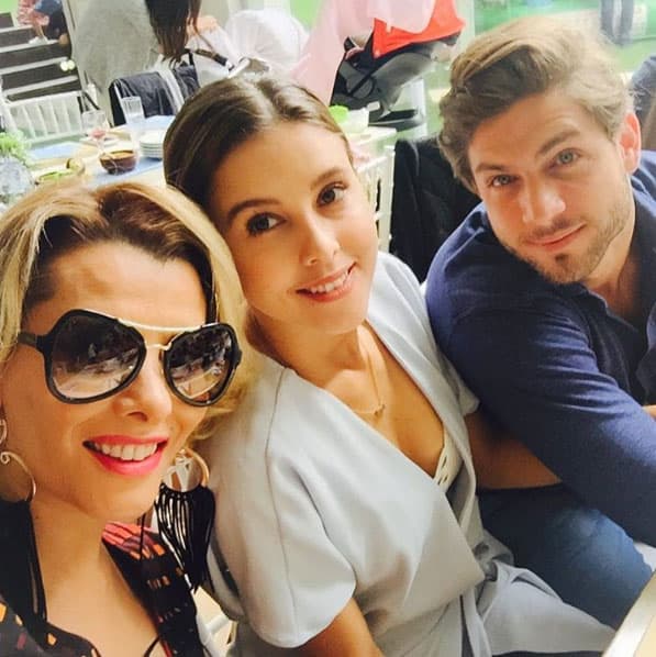 Beatriz Moreira y Paulina Goto se pusieron al corriente de lo que han hecho últimamente, y por su puesto que Horacio acompañó a su amada novia.