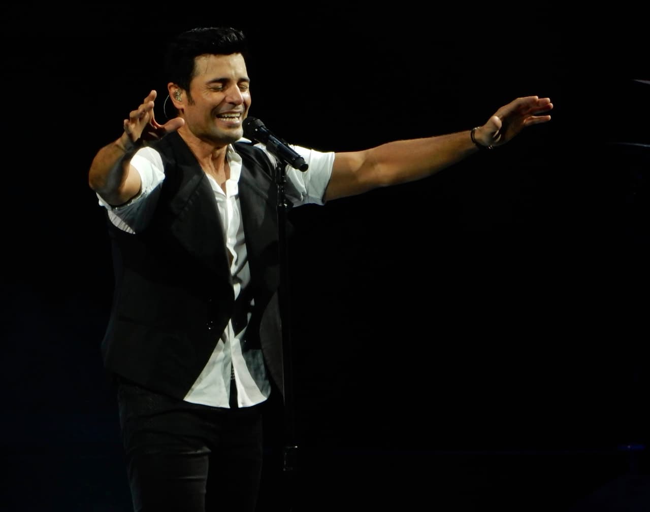 El ídolo latino también promueve su mpas reciente álbum 'En todo estaré', que ha vendido de manera significativa.