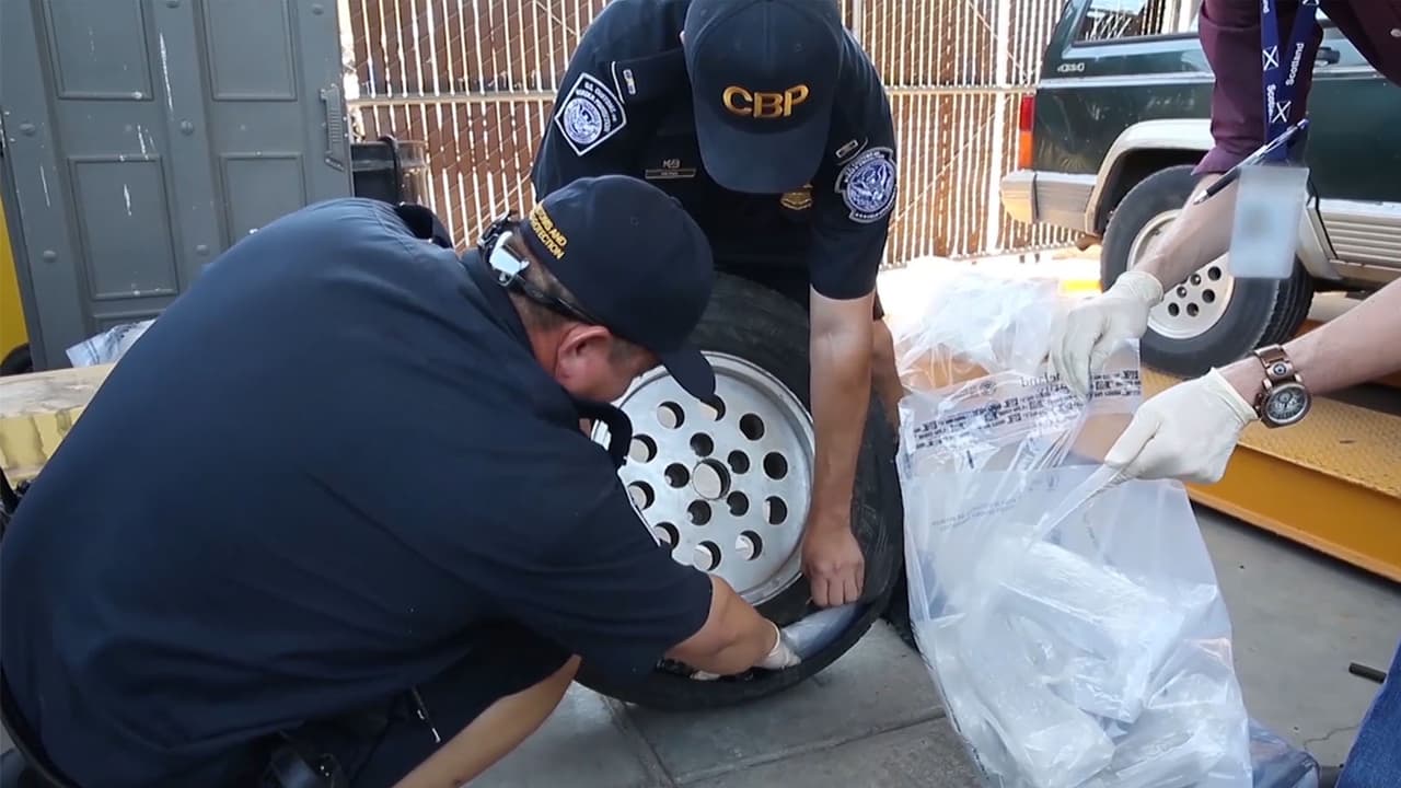 Escondida en tortillas, sillas para bebés y vegetales: así tratan de pasar todos los días metanfetamina por la frontera de Arizona