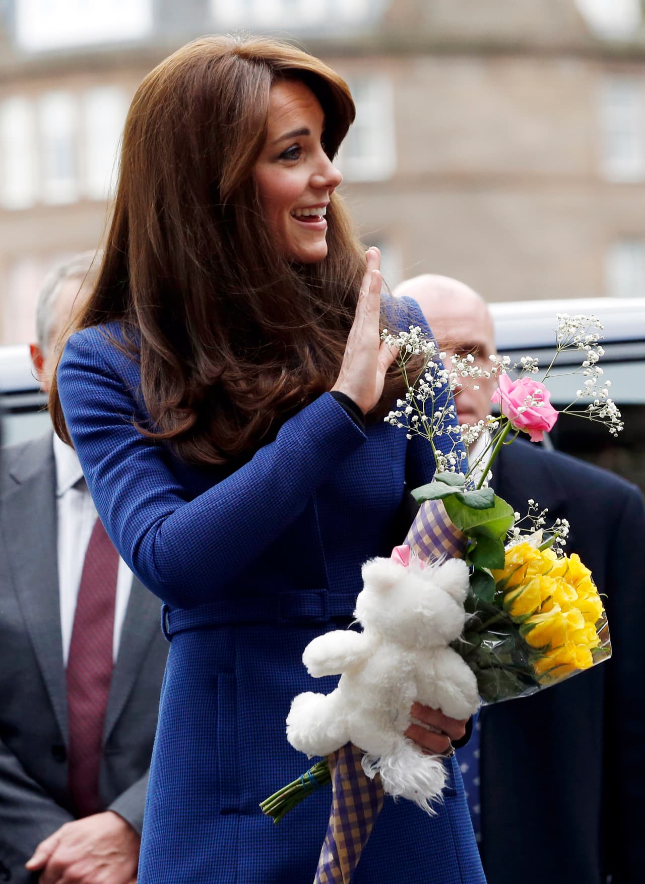 ¡Le regalaron un lindo muñeco de peluche!