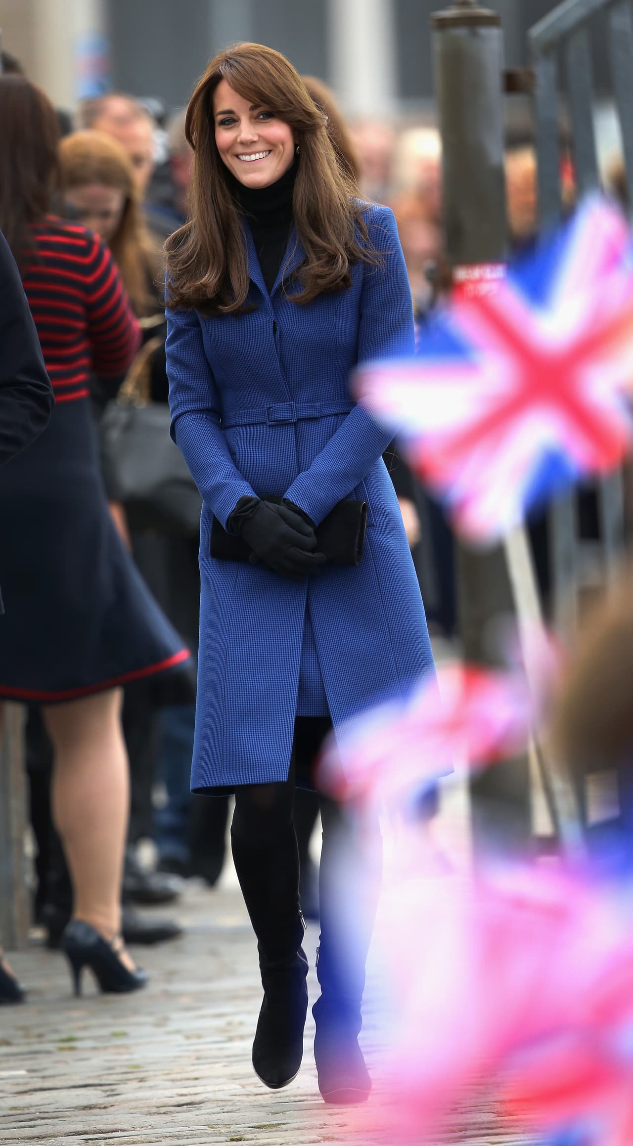 Complementó su look con unas botas negras.