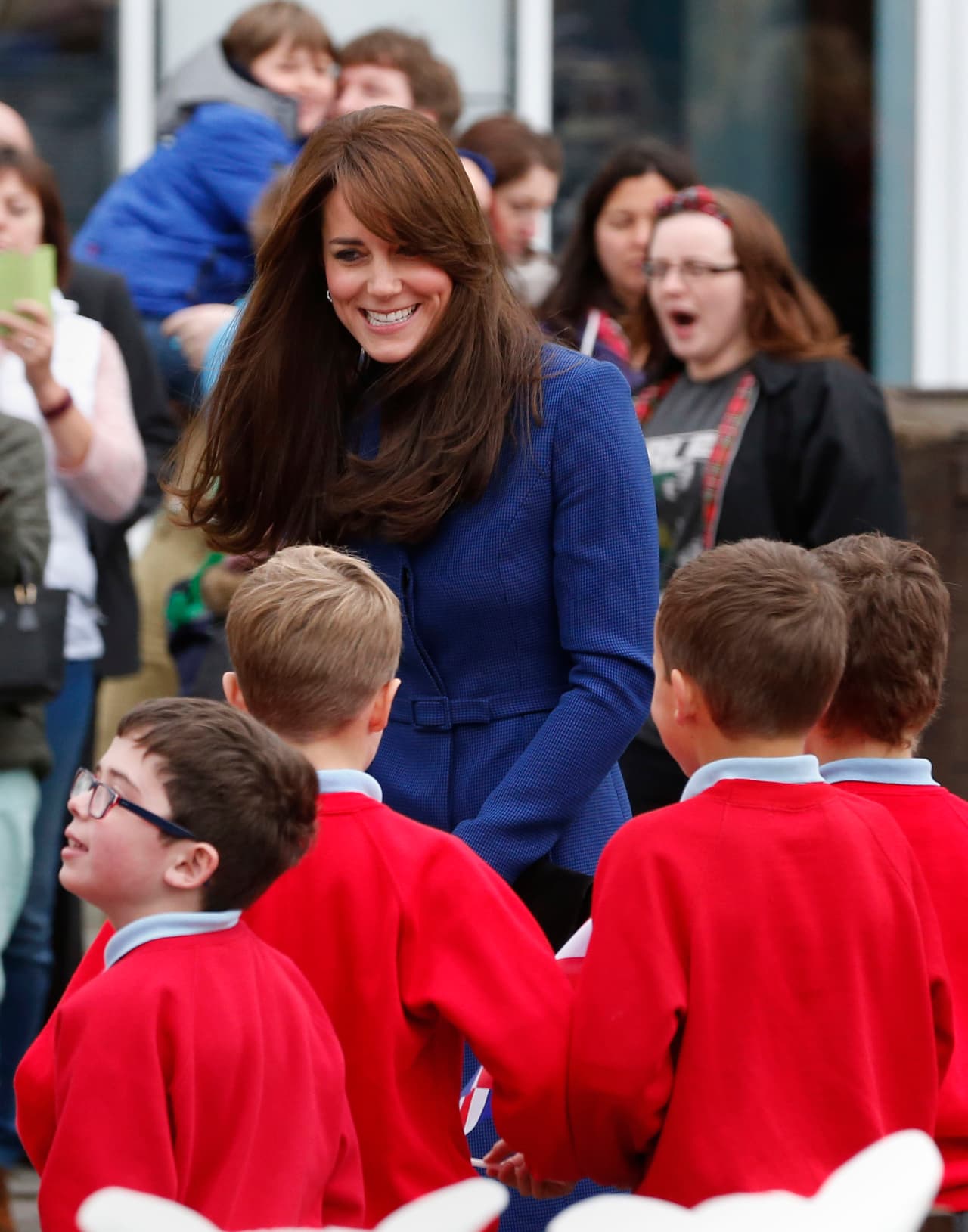 Kate platicó largo rato con varios chicos, muy sonriente.