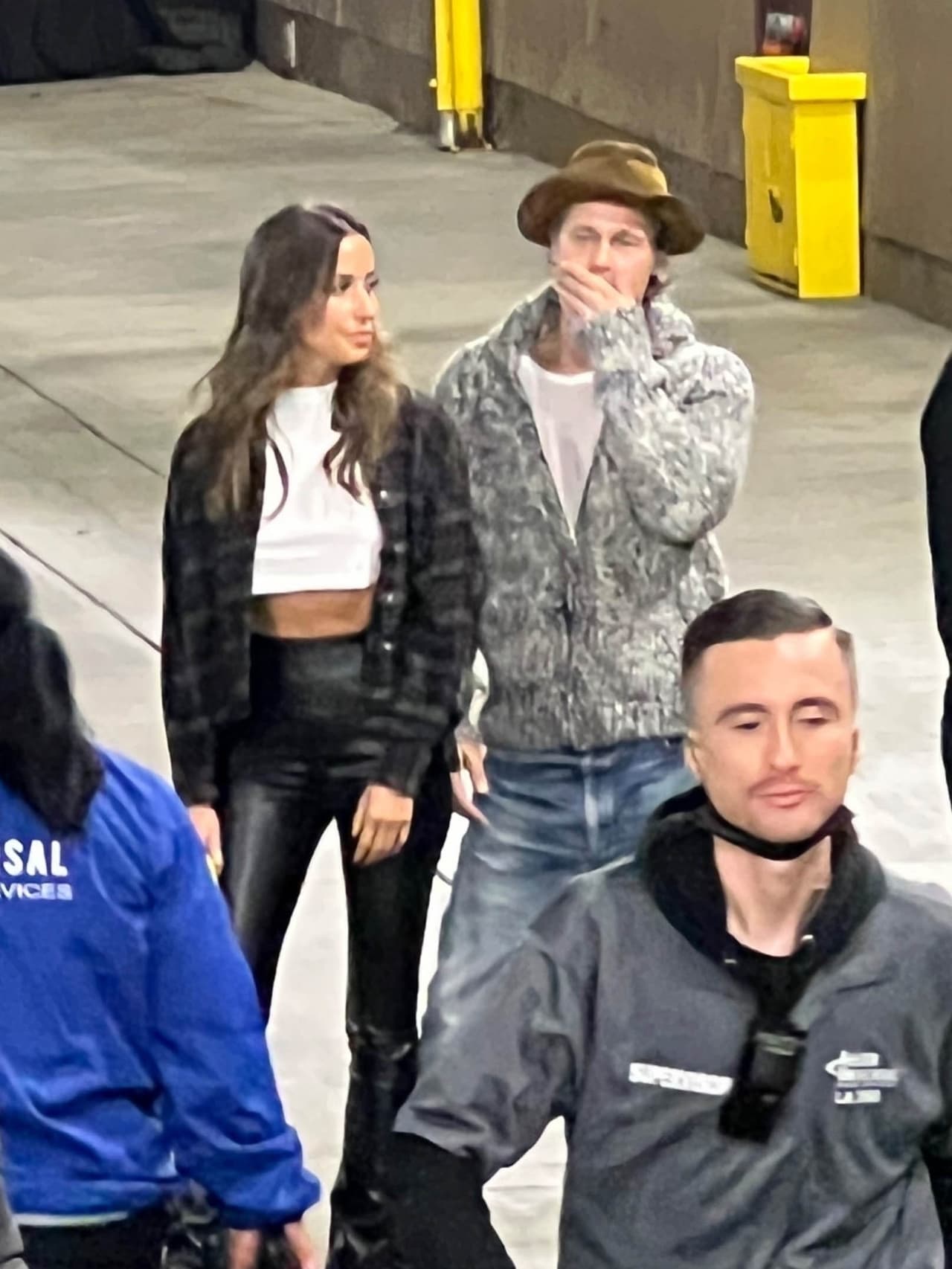 El domingo 13 de noviembre, el actor habría dejado atrás el conflicto con su exesposa y saldría divertirse con Inés de Ramón en un concierto de Bono en Los Ángeles.