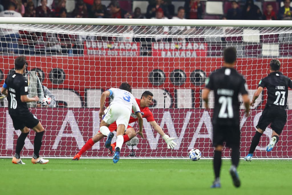 Los Rayados lo hacen y en una serie de penales, vencen al Al-Hilal FC 4-3 para quedarse con el tercer lugar del Mundial de Clubes de la FIFA. El portero Luis Cárdenas de Rayados es el héroe de la noche tras dos atajadas y un golazo para darle el triunfo a su equipo.