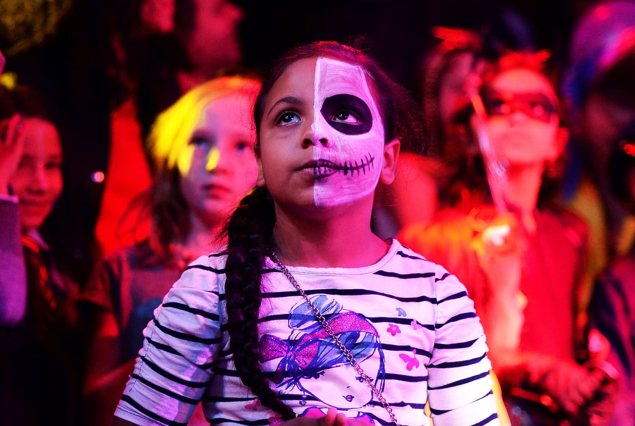 Y, según 
<a href="https://www.washingtonpost.com/business/2019/10/28/heres-why-halloween-is-deadliest-day-year-child-pedestrians/" target="_blank">The Washingto Times</a>, 
<b>los niños tienen tres veces más probabilidades de sufrir lesiones mortales a causa de un automóvil durante este día, </b>y el riesgo aumenta a 10 veces para los niños de 4 a 8 años.
<br>