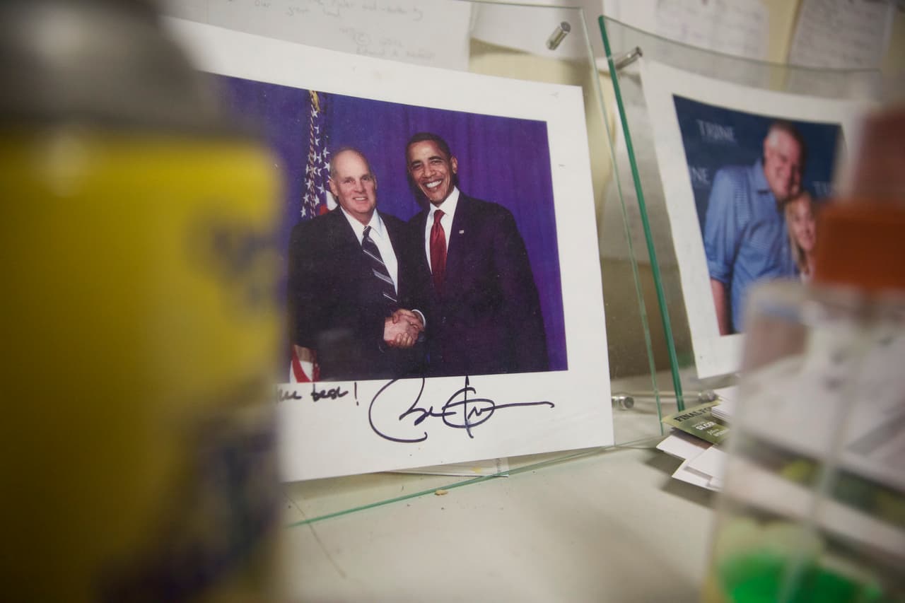 Ed Neufeldt tiene sobre su escritorio una foto saludando al presidente Barack Obama