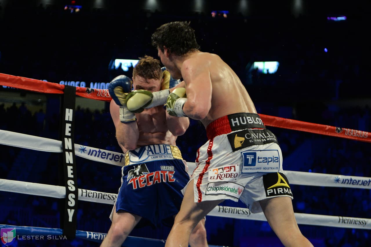 Te acercamos a los golpes que se dieron Saúl 'Canelo' Álvarez en contra de Julio César Chávez Jr., imágenes que te harán sentir en el ring.