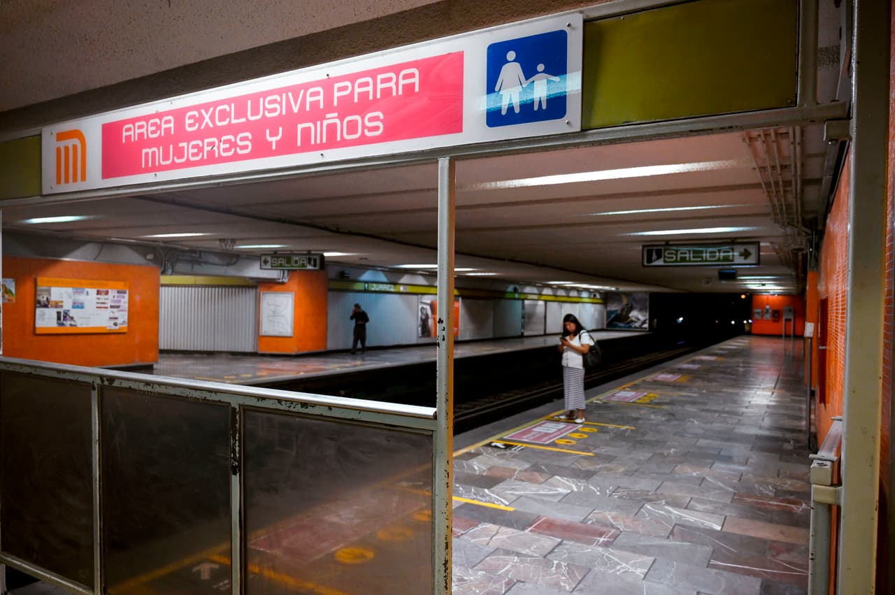 El área de una estación del metro de la capital, reservada para mujeres y niños, casi totalmente vacía. “Lo que queremos provocar es que se vea que cuando no estamos tampoco la ciudad circula. Que se vea, que somos muchas. Que si nos están matando, ¿qué van a hacer sin nosotras?”, dijo Viviana Méndez, una abogada y madre que apoya el paro.