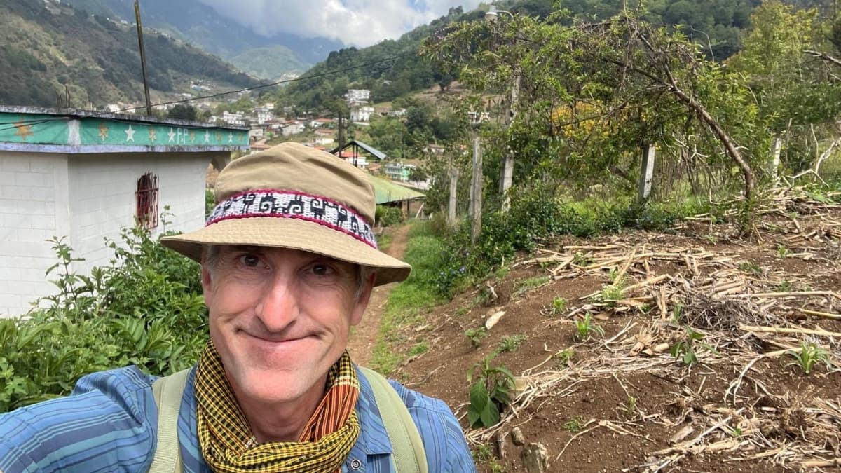 Lo despidieron como juez y buscó en Guatemala a la familia del hombre que salvó con un asilo