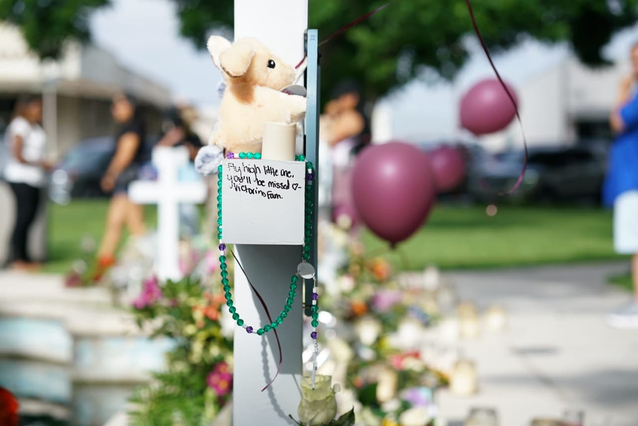 Las 21 víctimas ya 
<a href="https://www.univision.com/local/san-antonio-kwex/nombres-fotos-victimas-tiroteo-escuela-primaria-robb-uvalde-texas" target="_blank">fueron identificadas por sus familiares</a>, quienes han publicado sus fotos en las redes sociales.