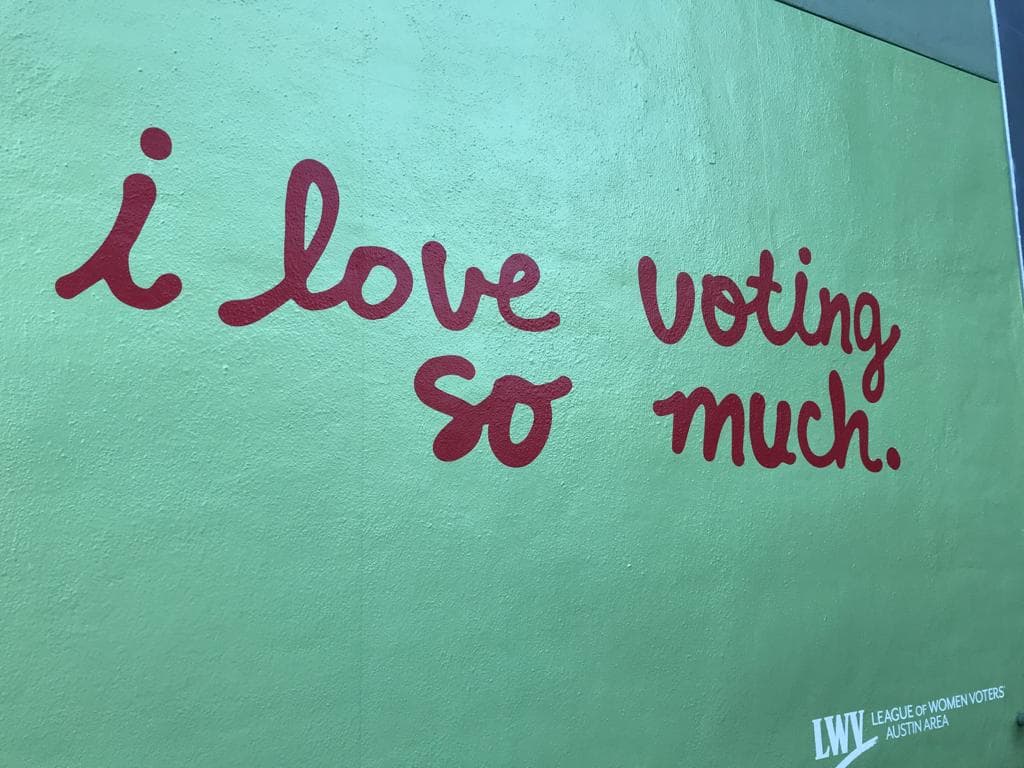 La Liga de Mujeres Votantes del Área de Austin extendió la invitación con el coffee shop ya que reconocen que las personas aman tomarse fotos con el mural.