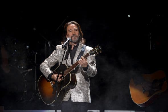 Marco Antonio Solís regresó al escenario para cantarnos en solitario 'Mi mayor necesidad'.