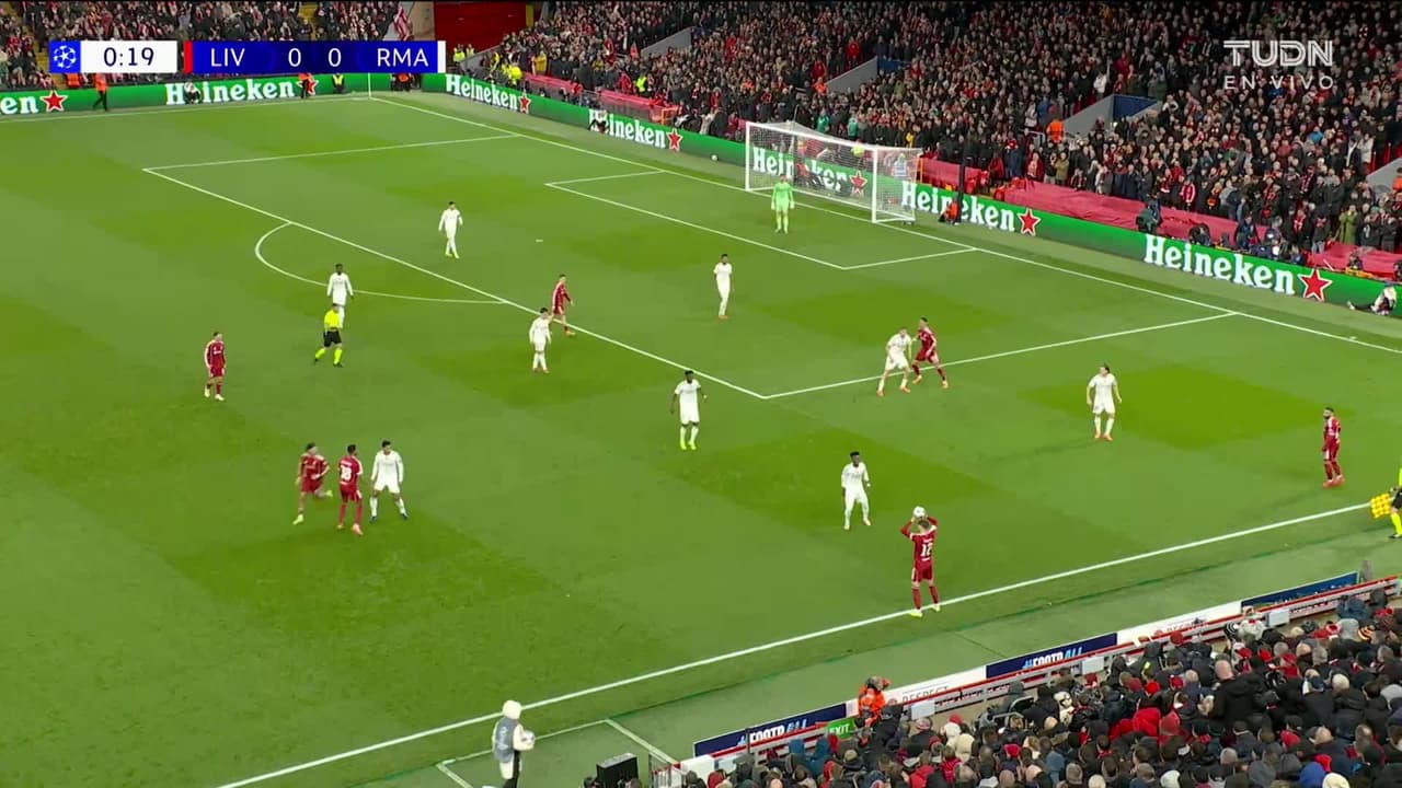 Arranca el partido y la pelota está en juego.