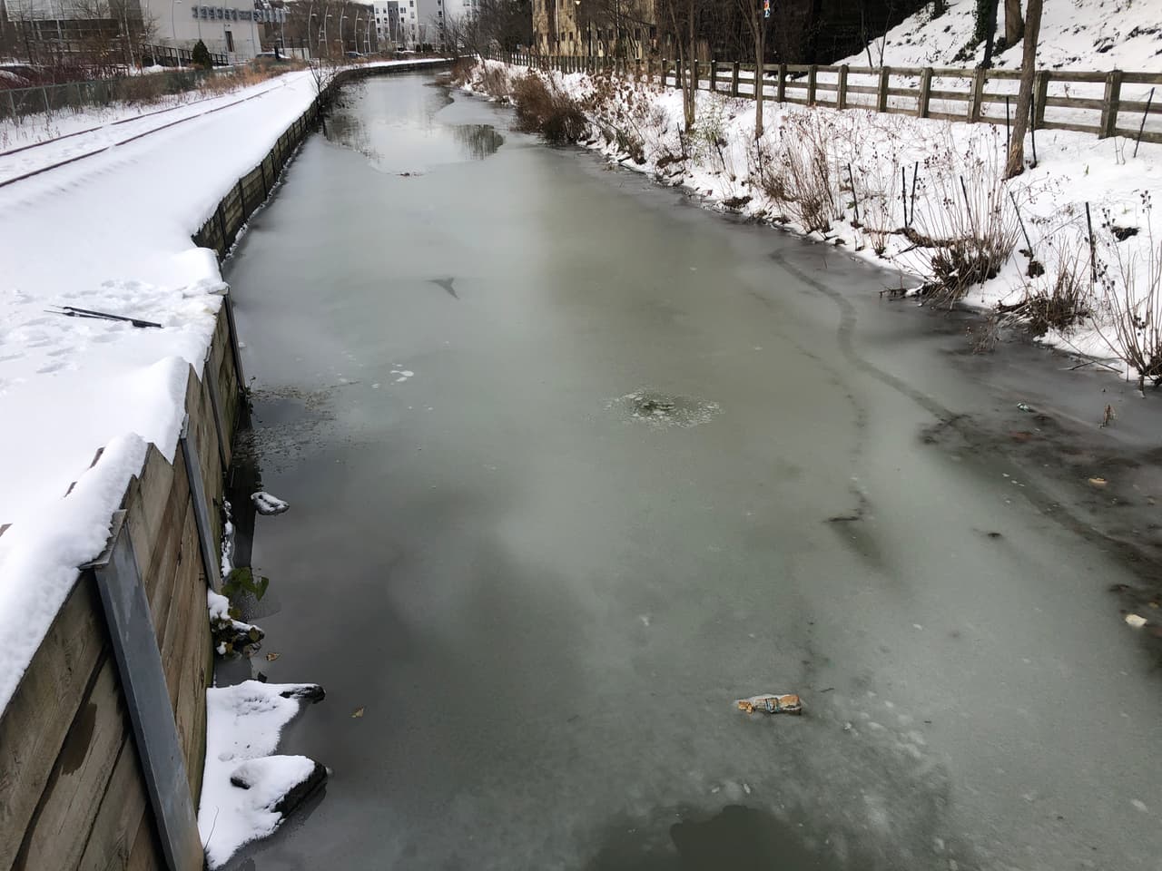 La temperatura ha permanecido en los 
<a href="https://www.univision.com/local/philadelphia-wuvp/despues-de-la-tormenta-llega-un-frio-intenso-a-toda-la-region-video">bajos 30 grados y la sensación de frío entre los 20 y 15 grados</a>. Hasta el canal de Manayunk terminó congelado. 
<br>