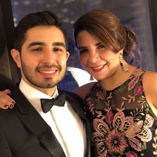 Ella es 15 años mayor que él, pero comparte su pasión por las buenas canciones, la vida de campo y las cabalgatas.