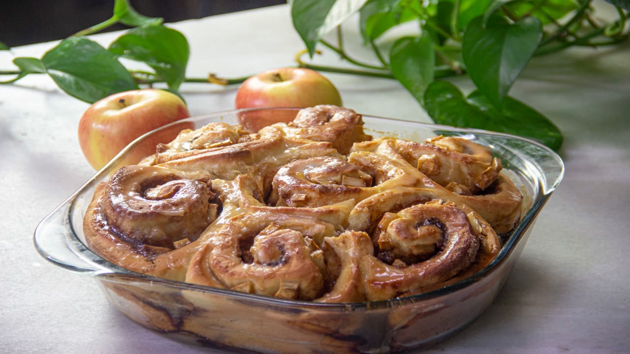 Cinnamon rolls con manzana caramelizada