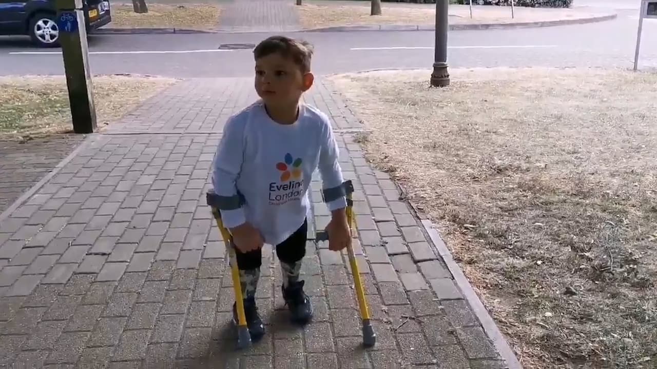 <b>Este niño sin piernas recaudó más de $400,000 para el hospital que le salvó la vida. | </b>A Tony Hudgell, de cinco años, le amputaron las dos piernas cuando era un bebé por las lesiones que le infligieron sus padres biológicos. El niño se inspiró en el Capitán Tom Moore para comenzar un reto en el que caminó más de 6 millas.