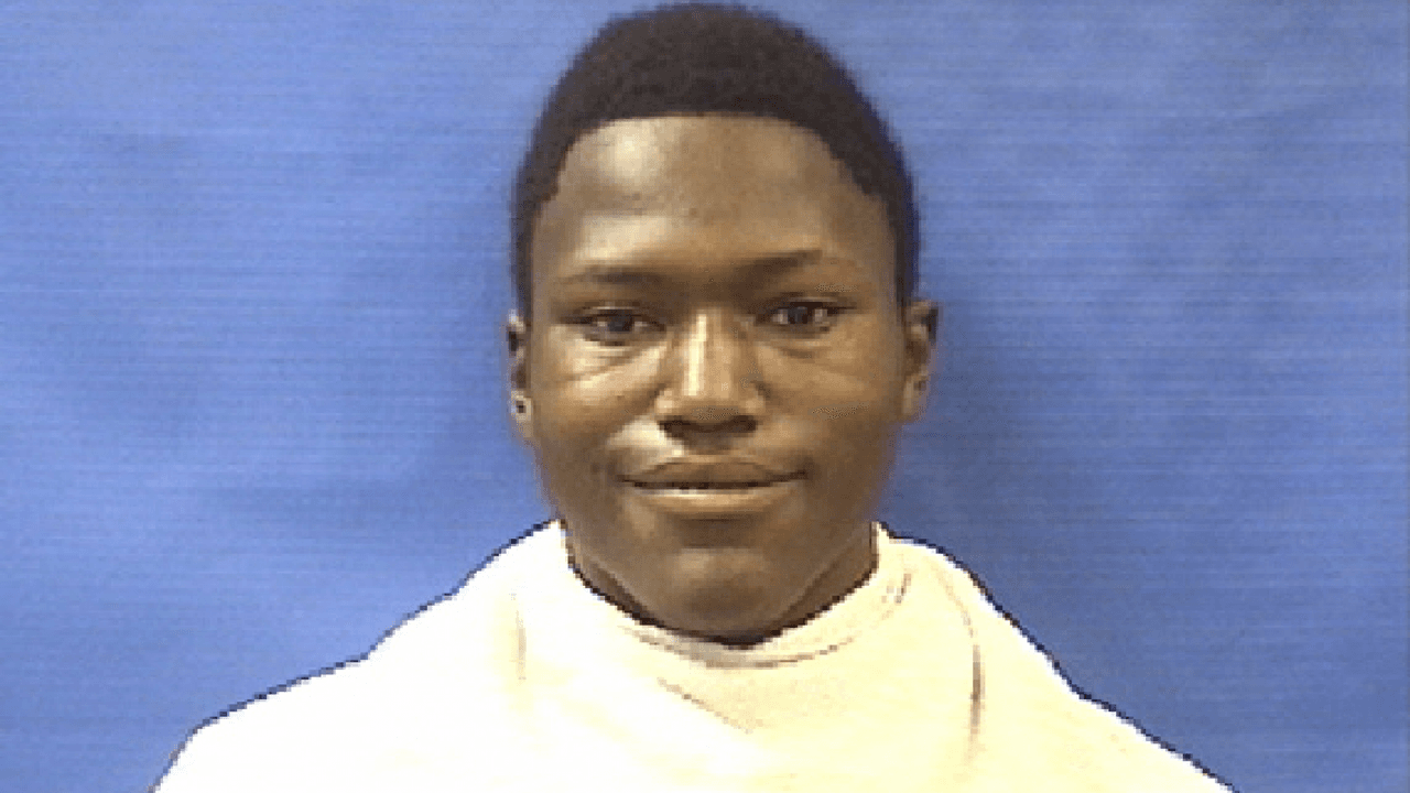 Estudiante golpea al director de su escuela y amenaza con iniciar un tiroteo, ahora tendrá que pagar $355,000 para salir de la cárcel