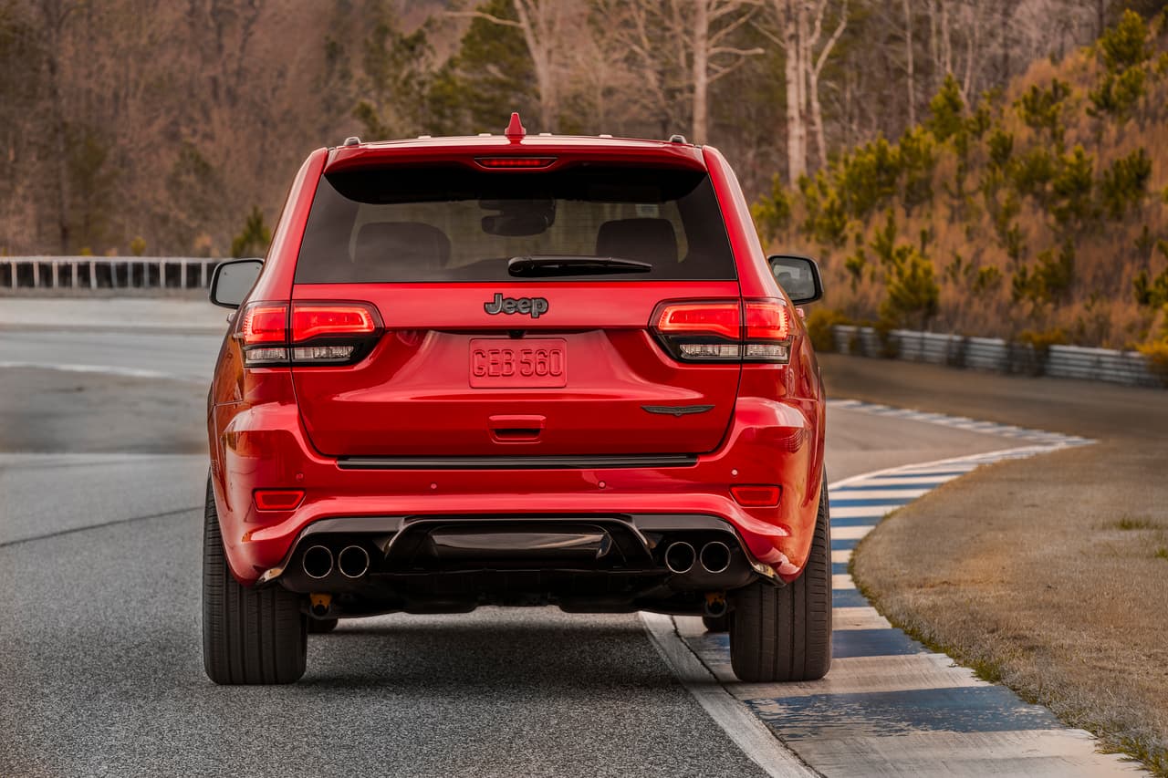 La Jeep Grand Cherokee Trackhawk 2018 cuenta con
<b>neumáticos Pirelli 295/45ZR20 Scorpion Verde</b> para todo clima, pero ofrece la opción de neumáticos
<b> Pirelli P Zero</b> para tres temporadas con un índice de velocidad mayor.
<br>
