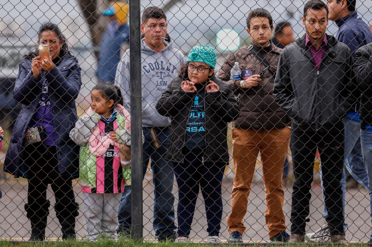 Ansiosos aficionados buscando ver a sus ídolos antes de enfundarse en los colores de batalla.