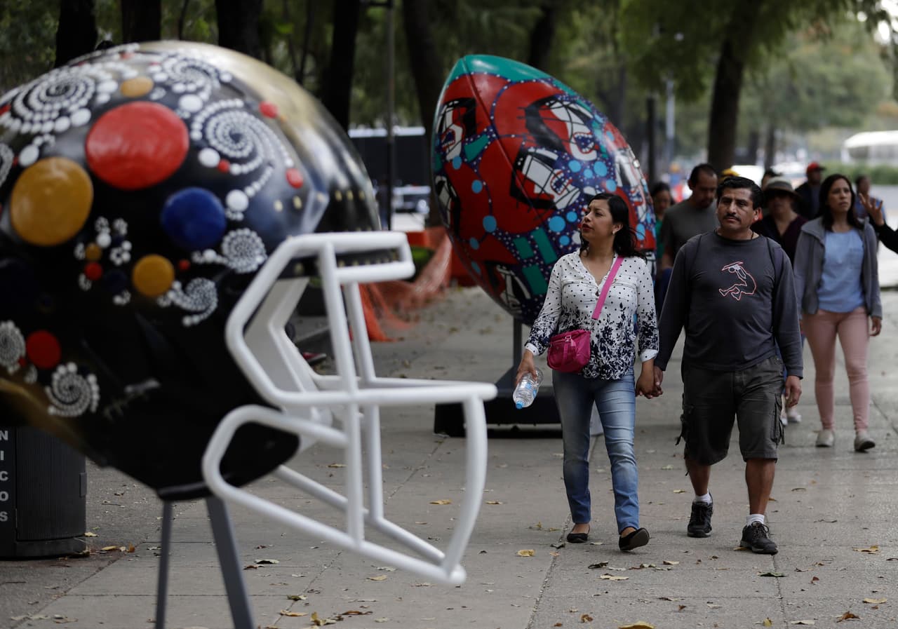 Las calles mexicanas viven el ambiente del partido de este domingo en la NFL, gracias a la preparación de la propia organización allí.