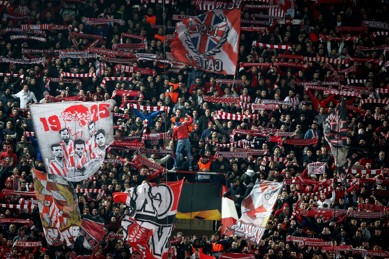 Inicia el partido entre Olympiacos y Arsenal.
