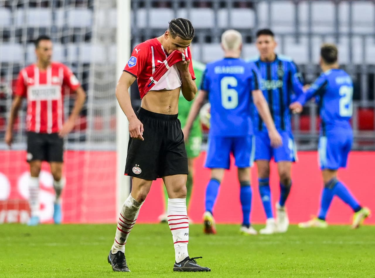 Edson Álvarez y Erick Gutiérrez fueron titulares en duelo de mexicanos en el PSV vs Ajax donde los de Amsterdam ganaron 1-2 de visitante y son líderes Eredivisie.